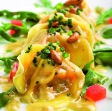 Raviolis de marisco con crema de ajos tiernos y aceite de curry