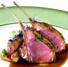 Costillar de cordero de leche con coca de 'calçots'