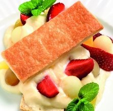 Hoja caramelizada con frutas y crema perfumada con marc de cava