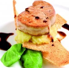 Escalopa de foie gras de pato saltada con salsa de cassís