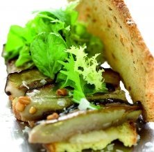 Tostada con boletus y ensalada