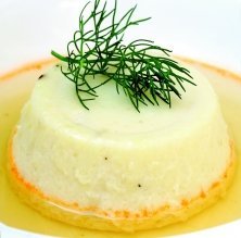 Flan de vieiras con caldo de marisco