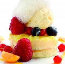 Parfait de Baileys i rosella amb fruits vermells i flors de taronger