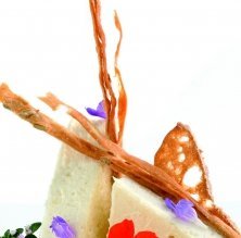 Mousse d'Idiazabal fumat amb salsa de nous i flors