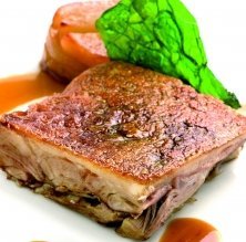 Porcell ibérico confitado con manzana caramel·litzada