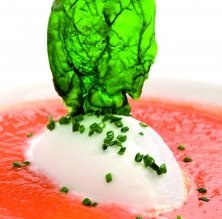 Crema de tomate con helado de roquefort
