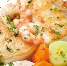 Merluza y rape a la plancha con sofrito de ajos y colas de gambas