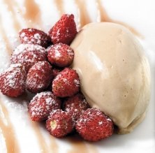 Helado de sirope de abeto con fresillas del bosque