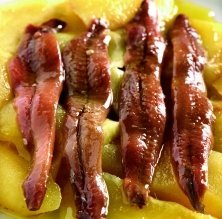 Anchoas sobre base de manzana reineta