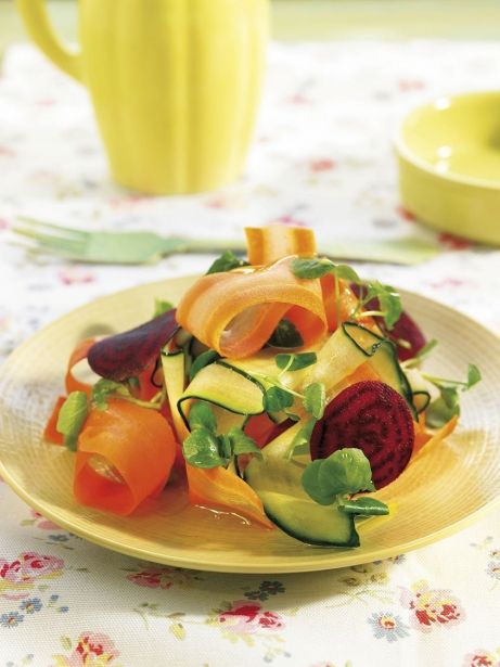 Ensalada de pepino, zanahoria, remolacha y berro