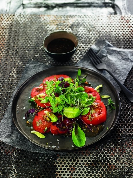 Ensalada de hojas con mezcla de brotes y vinagreta de frutos secos