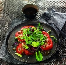 Ensalada de hojas con mezcla de brotes y vinagreta de frutos secos