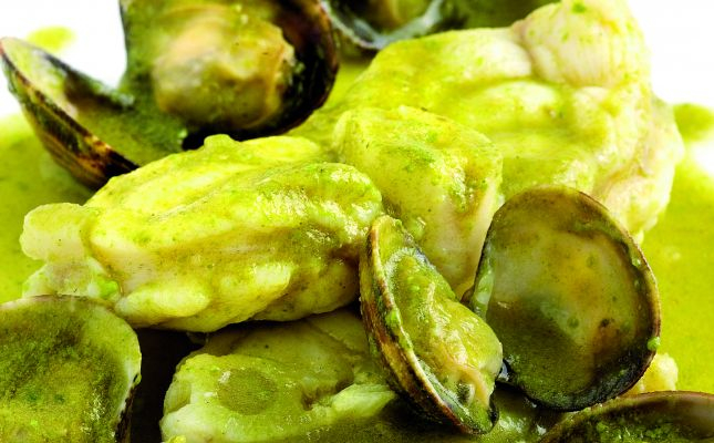 Rap i cloïsses amb suquet d'espàrrecs verds