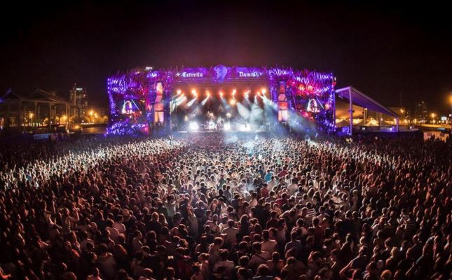 Uno de los escenarios del Festival Cruce, pleno durante un concierto