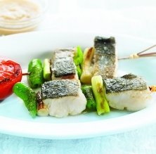 Broquetes de lluç amb 'velouté' d'alls