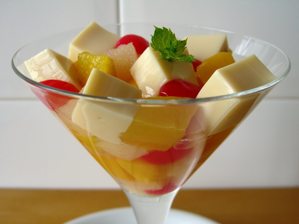 Amanida de fruites amb gelatina d'ametlla