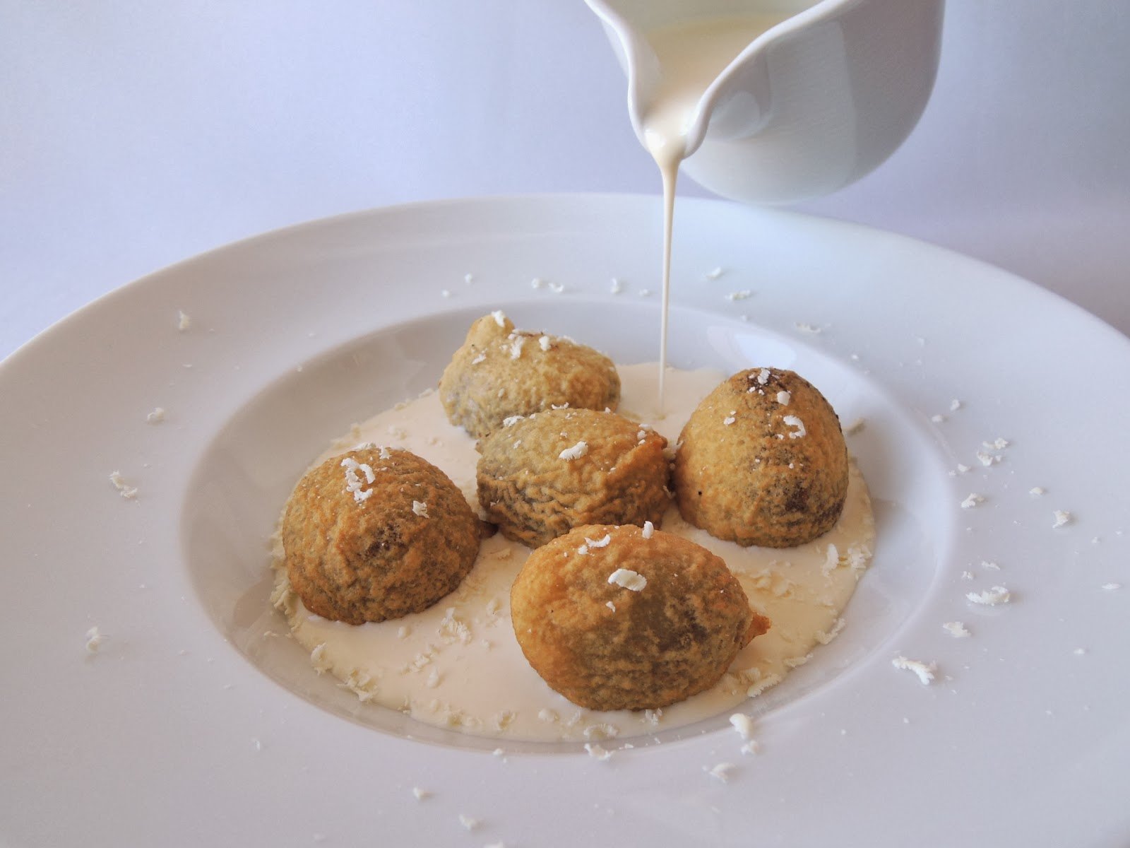 Sopa de chocolate blanco con buñuelos de chocolate