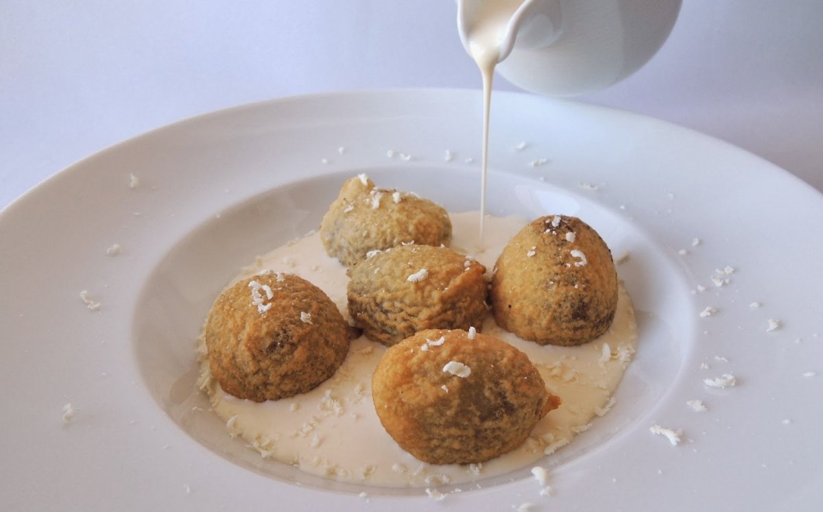 Sopa de chocolate blanco con buñuelos