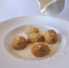 Sopa de chocolate blanco con buñuelos