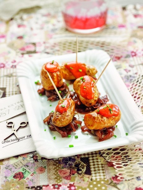 Patatas con cebolla caramelizada al vino tinto y salsa brava