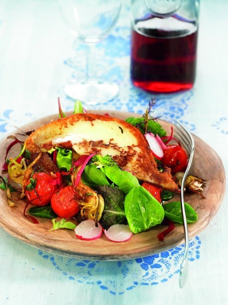 Ensalada de provolone, tomates cherry y flores