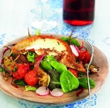 Ensalada de provolone, cirerols y flores