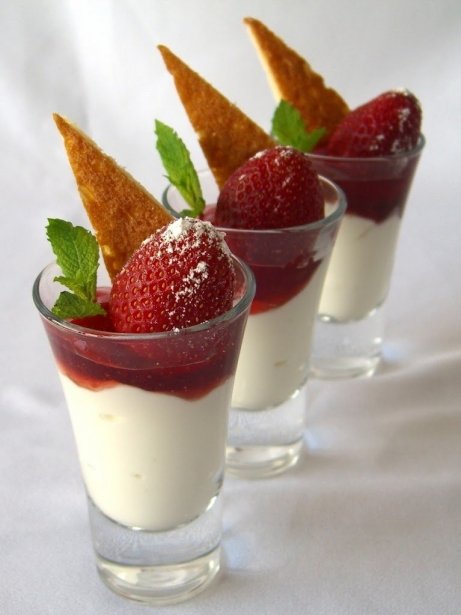 Minicarlotas de mousse de limón con fresas