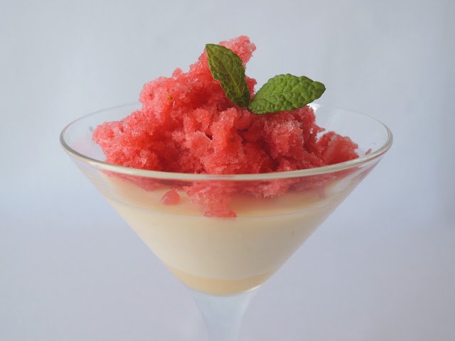 Mousse de yogur y lemon curd con granizado de fresa