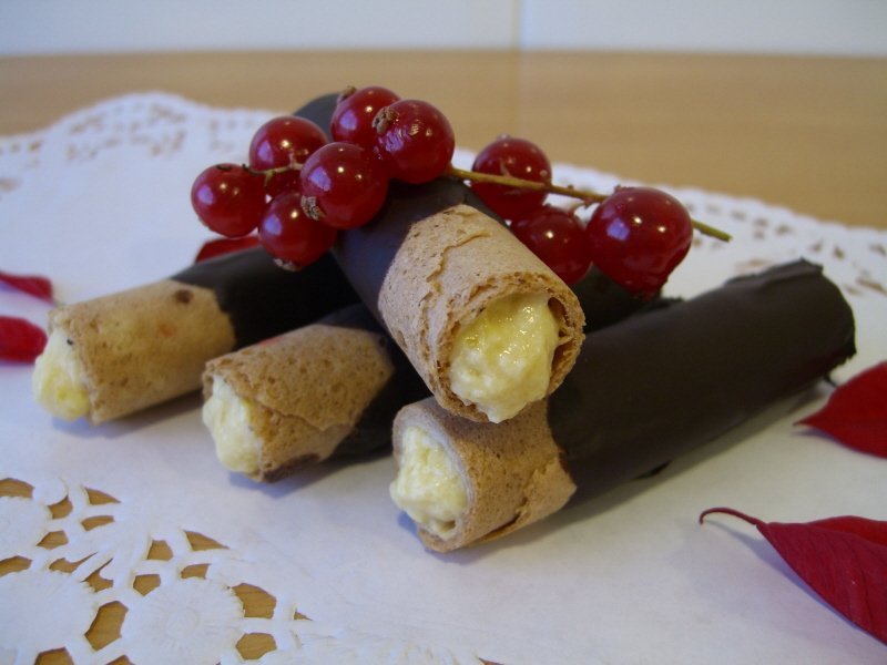 Barquillos rellenos de mousse de turrón