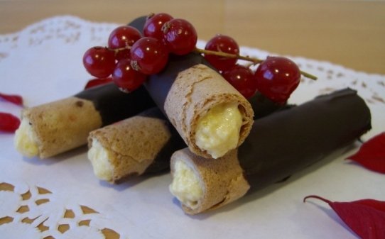 Barquillos rellenos de mousse de turrón