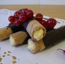 Barquillos rellenos de mousse de turrón