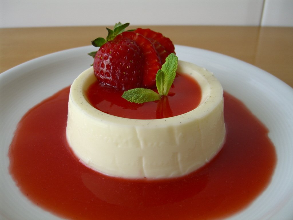 Pannacotta amb salsa de maduixes