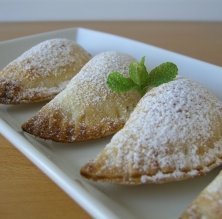 Crestas de queso y confitura de moniato