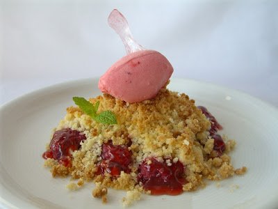 Crumble de frambuesas y rosas