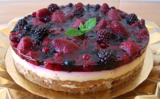 Pastel de flan y frutas del bosque