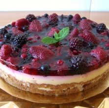 Pastel de flan y frutas del bosque