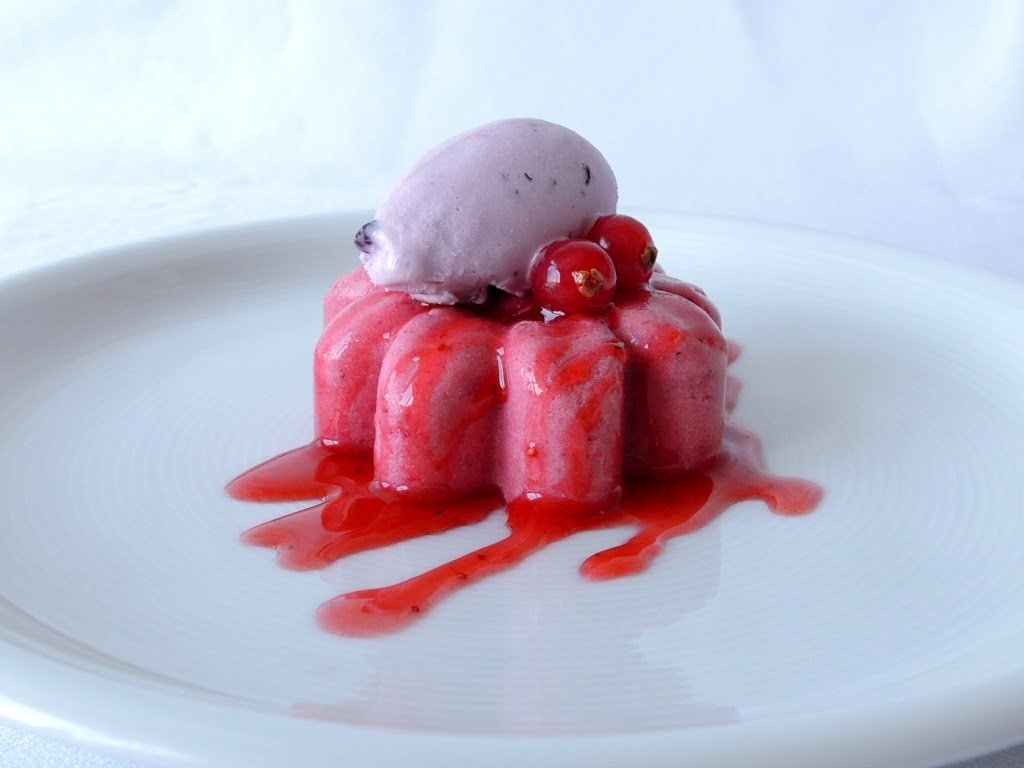 Pastís de fruites del bosc amb gelat de La Fageda