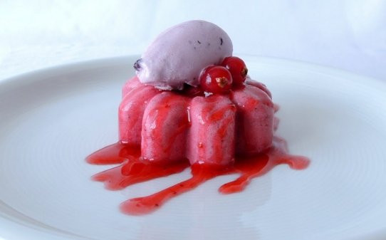 Pastel de frutas del bosque con helado de La Fageda