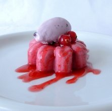 Pastís de fruites del bosc amb gelat de La Fageda