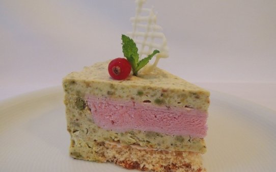 Pastel de fresas y pistachos