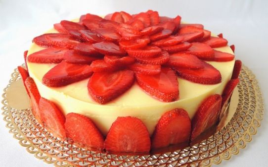 Pastel de mousse de limón con fresas