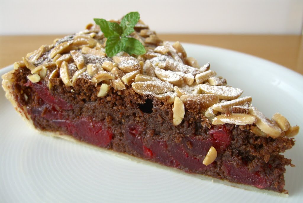 Pastel de chocolate con cerezas