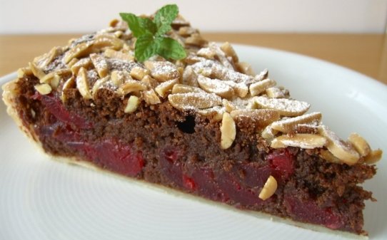 Pastel de chocolate con cerezas confitadas y amaretto