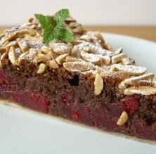 Pastel de chocolate con cerezas