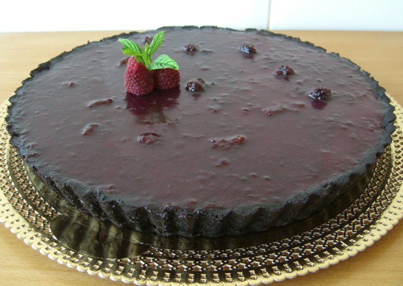 Pastel de chocolate y mermelada de moras