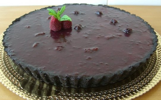 Pastel de chocolate y mermelada de moras