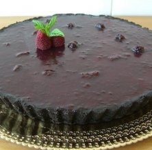 Pastel de chocolate y mermelada de moras