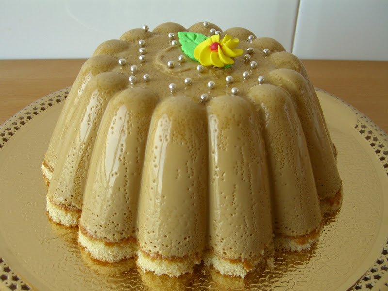 Pastel rápido de café vienès, caramelo y cigaló