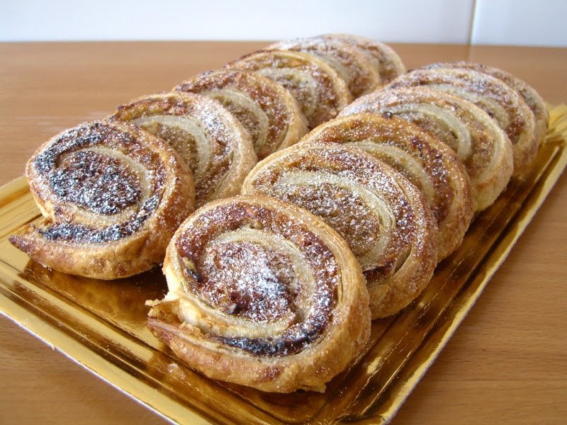 Espirals de pasta de full amb plàtan, ametlla i xocolata