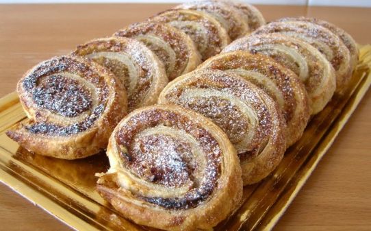 Espirals de pasta de full amb plàtan, ametlla i xocolata